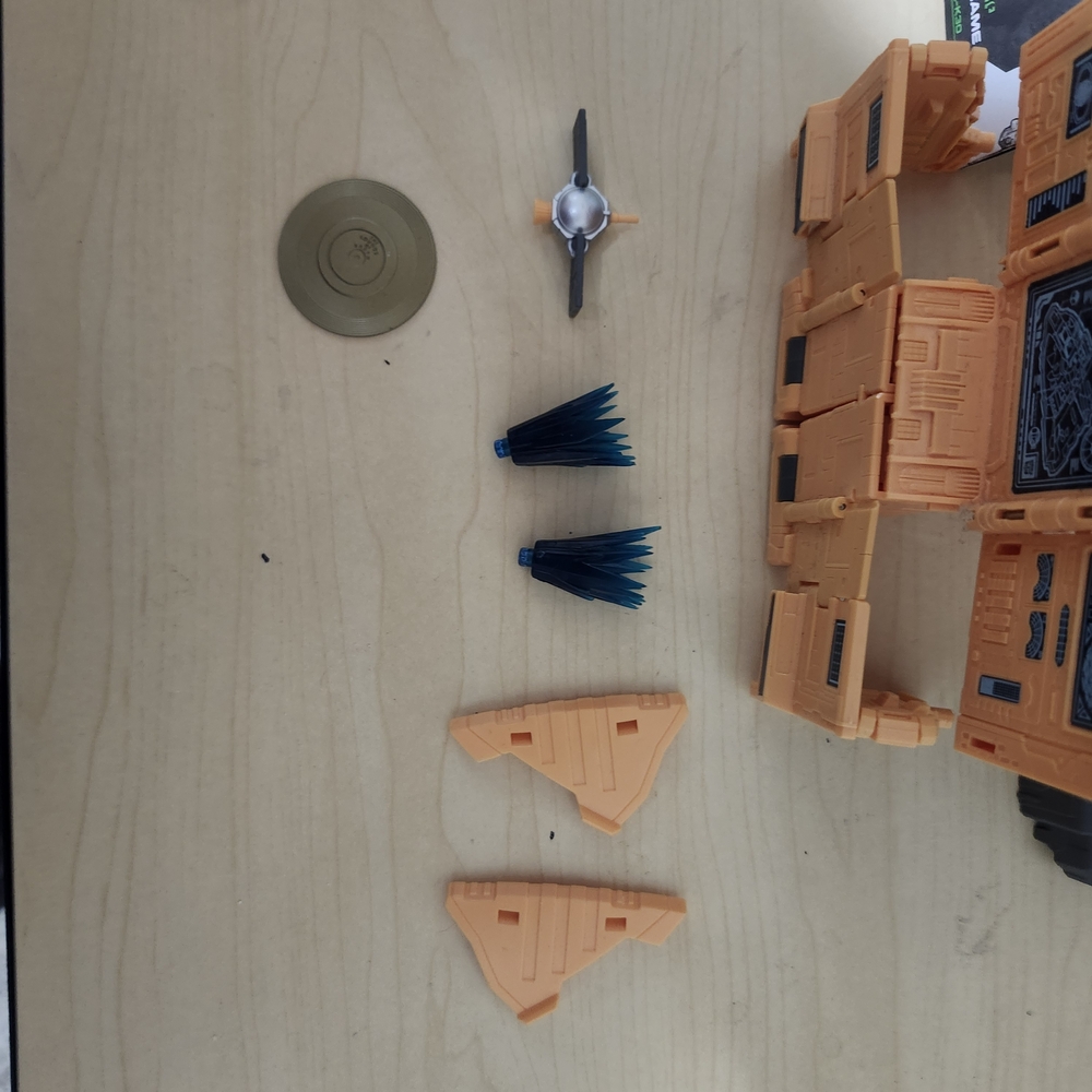 Transformers Action Figure with Accessories - Picture 2 of 6